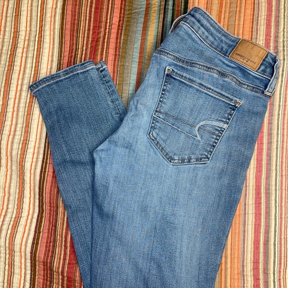 American Eagle Light Wash Denim Super Low Jegging Jeans Size 10
